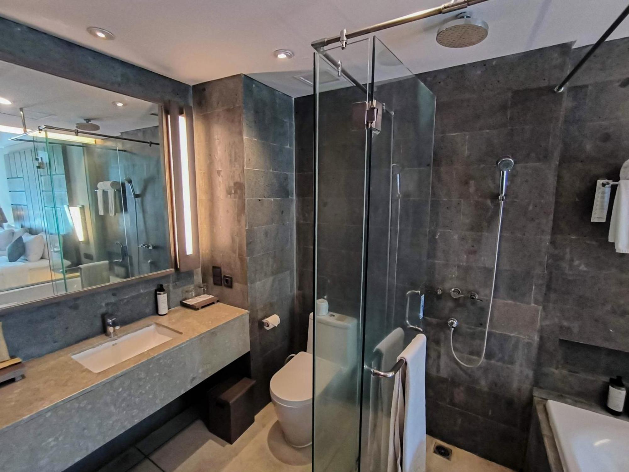 Wyndham Tamansari Jivva Resort Bali Siyut Exterior foto A bathroom in a hotel